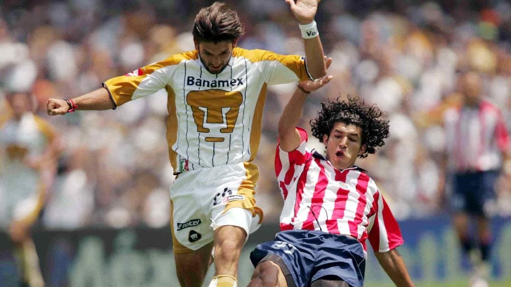 Pumas y Chivas jugando la Final del Torneo Clausura 2004