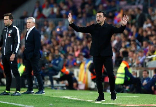 El entrenador en jefe del Barcelona, ​​Xavi Hernández, reacciona durante un partido de fútbol 