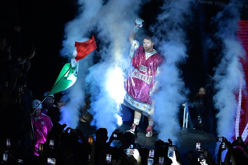 Canelo Álvarez en su salida al ring