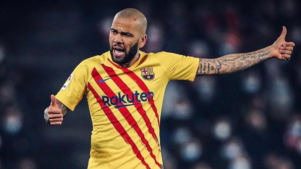 Dani Alves jugando partido con el Barcelona en LaLiga