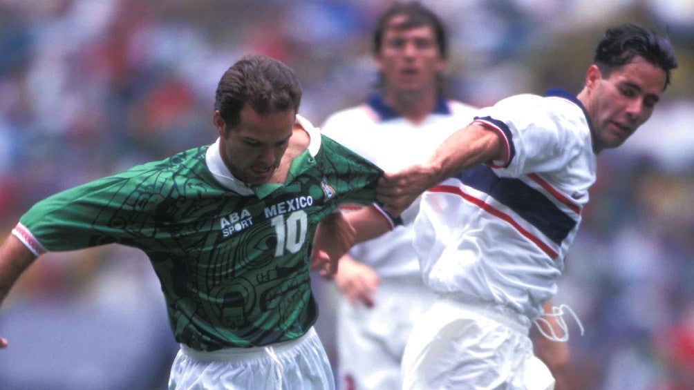 Luis García jugando con la Selección Mexicana en 1998