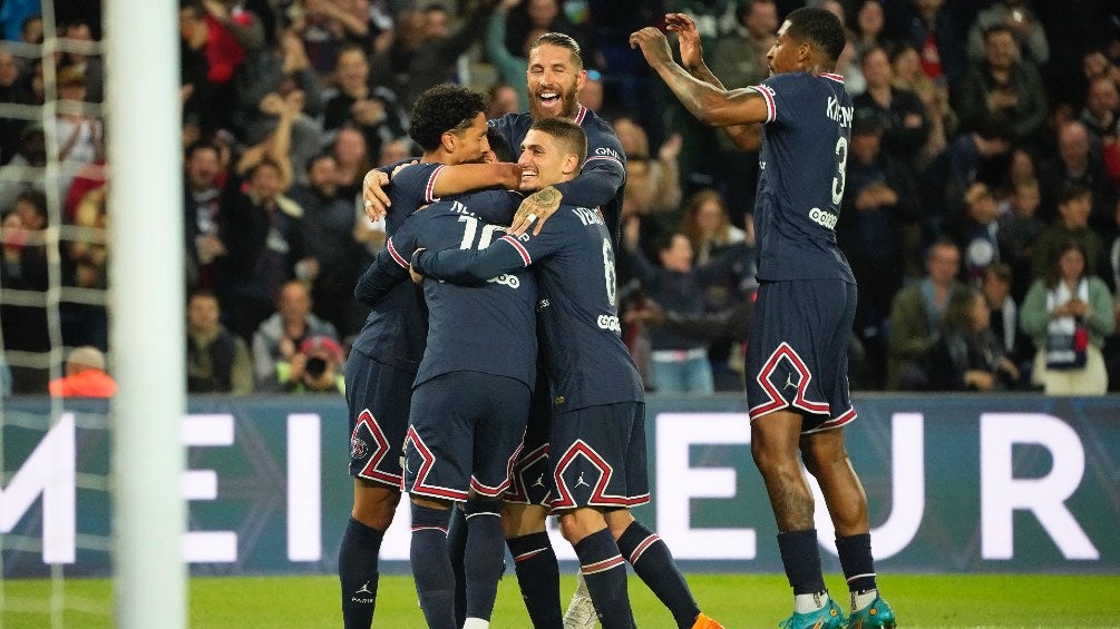 Jugadores de PSG festejando gol 