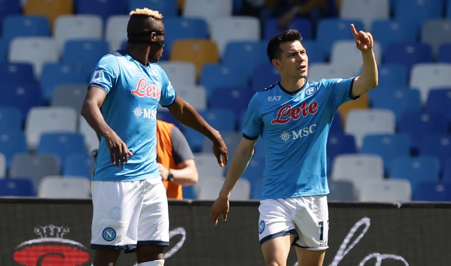 Hirving Lozano en juego del Napoli