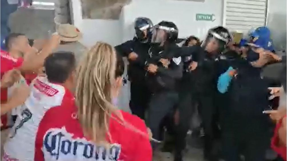 Aficionados y policía tuvieron la bronca en los pasillos del estadio