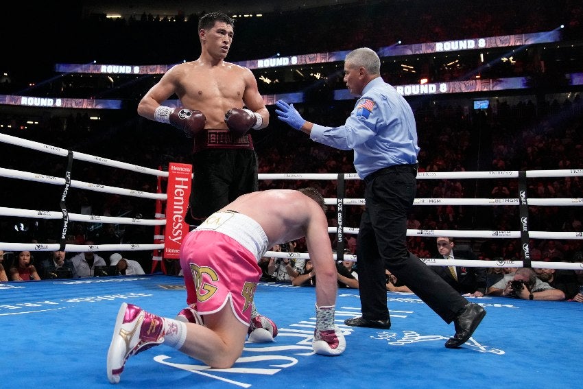 Canelo Álvarez durante la pelea vs Bivol