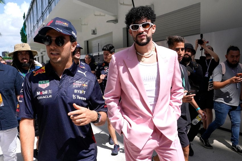 Checo Pérez y Bad Bunny en la pista del GP de Miami