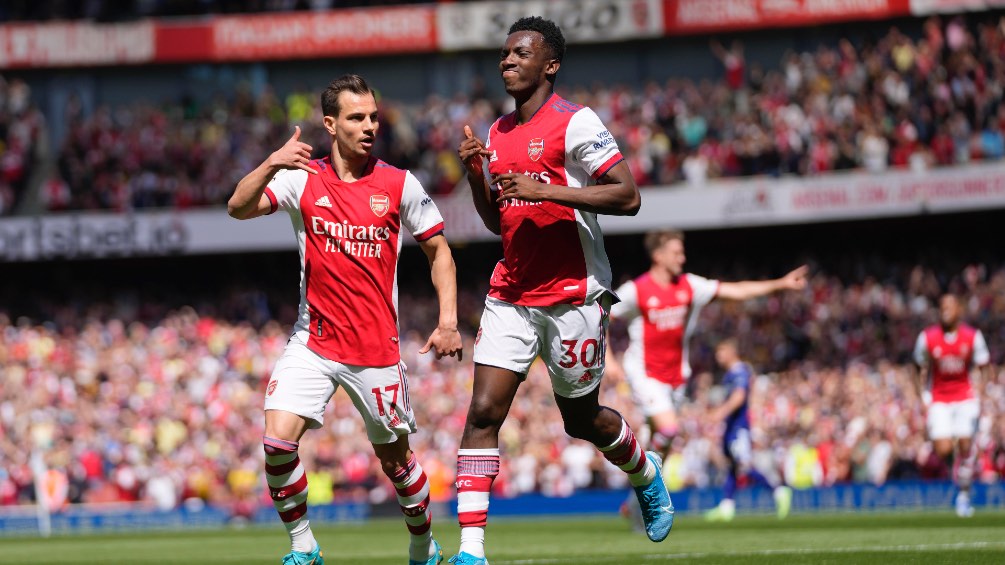 Eddie Nketiah y Cedric Soares celebran con el Arsenal