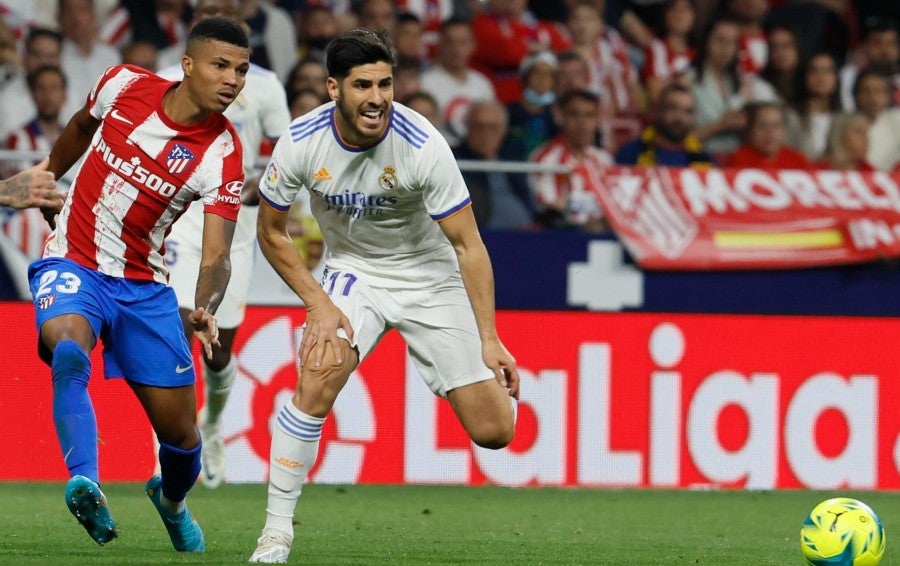 Marco Asensio pelea el balón con Reinildo