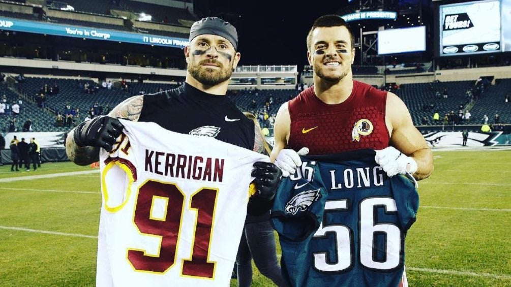 Kerrigan y Long al termino de un partido de la NFL