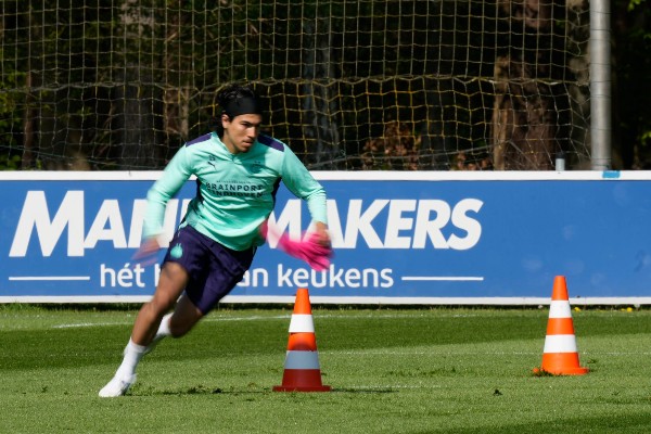 Erick Gutiérrez entrena con el PSV