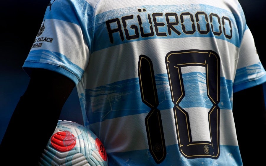 El detalle de la playera dedicada al gol del Kun