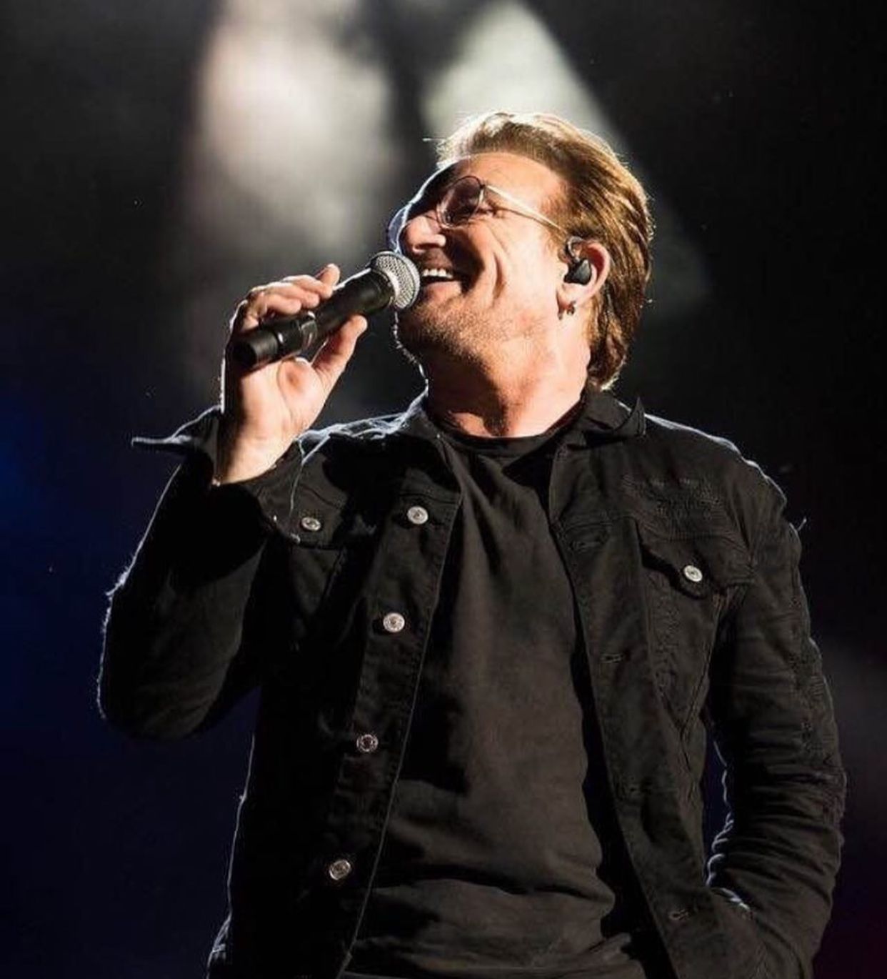 Bono cantando