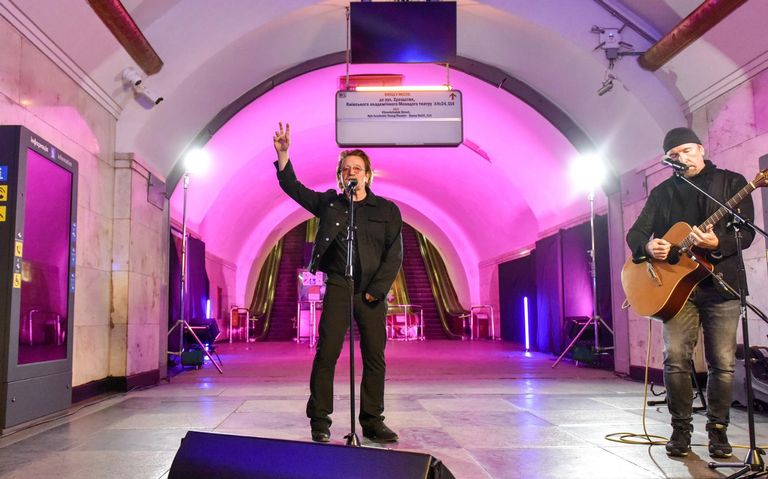 Bono, durante el concierto en el metro de Kiev