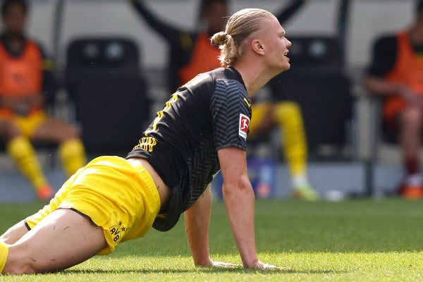 Erling Haaland se acuesta en un partido de la Bundesliga