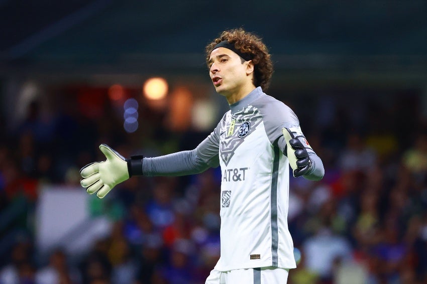 Memo Ochoa en un partido con América 