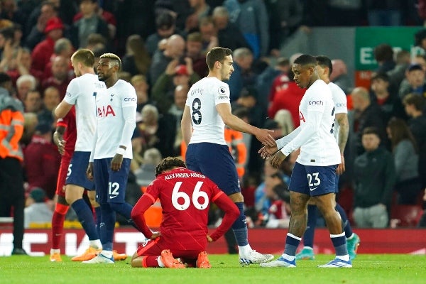 Trent Alexander-Arnold reacciona al final del partido