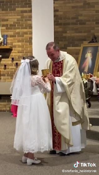 Niña toma la copa y bebe hasta el fondo