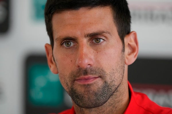 Djokovic escucha las preguntas una conferencia de prensa 