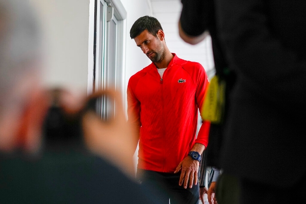 Novak Djokovic llega a una conferencia de prensa en el Abierto de Italia