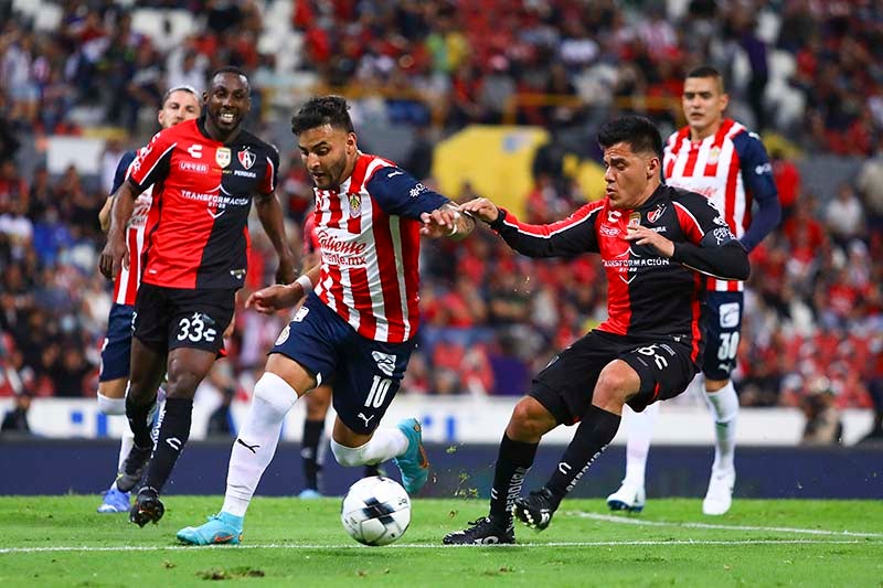 Así se pelea un balón en el Clásico Tapatío 