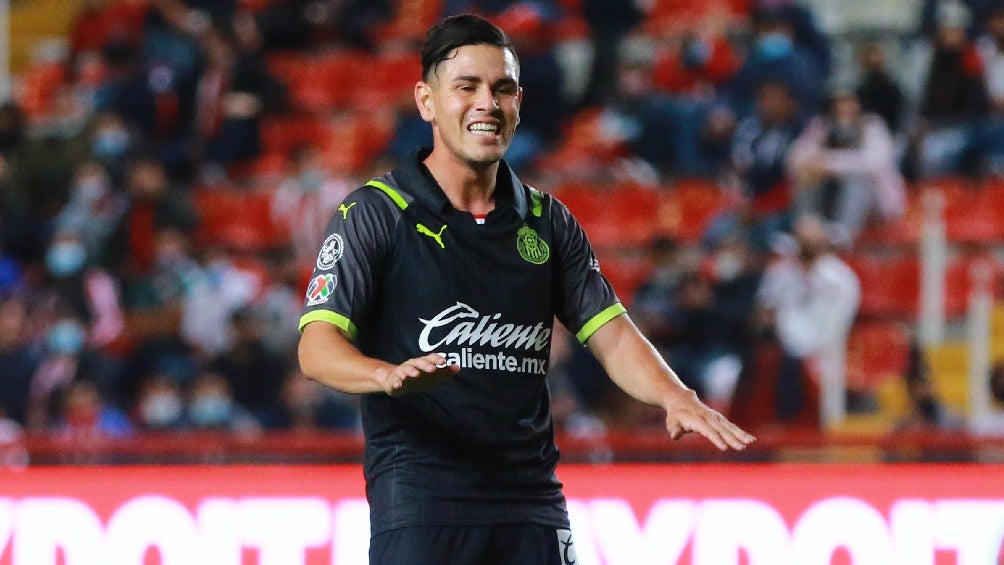 Eduardo Torres jugando partido de Liga MX con las Chivas