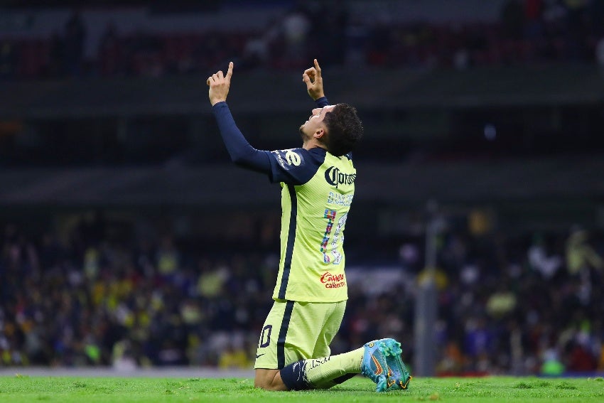 Diego Valdés celebrando un gol con América