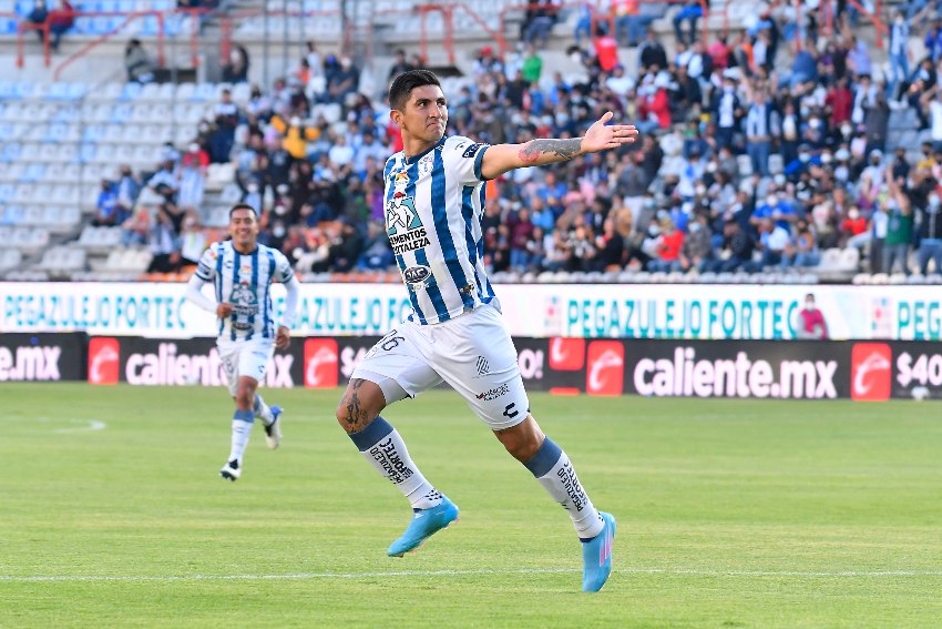 Víctor Guzmán celebrando un gol con Pachuca