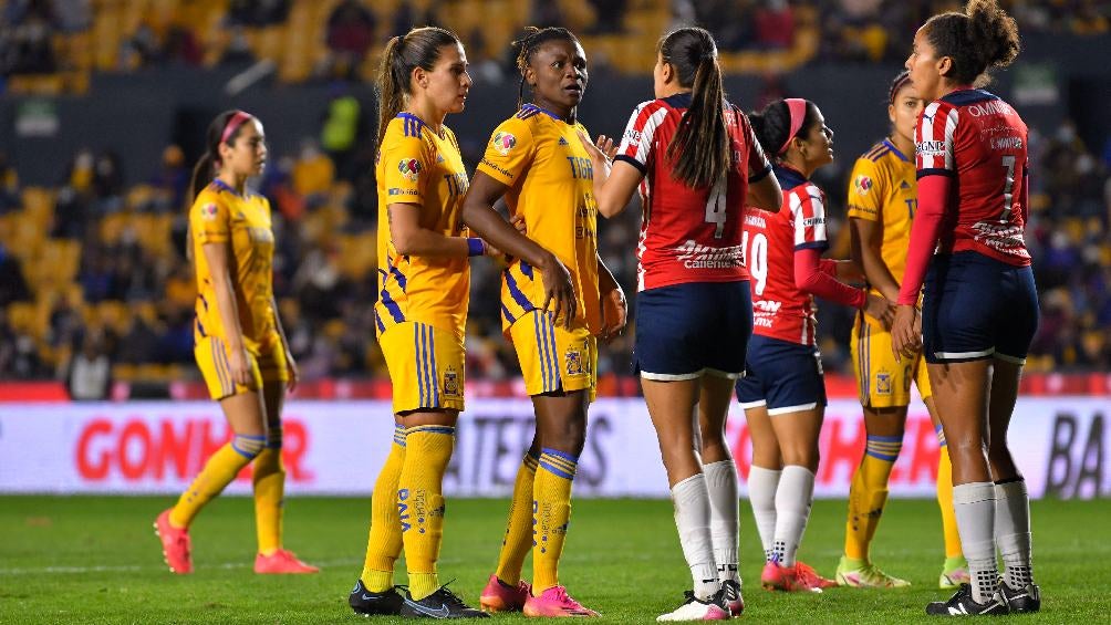 Tigres y Chivas jugando partido en el Clausura 2022