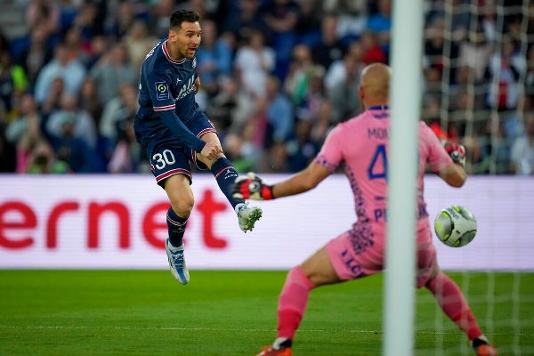 Lionel Messi intenta una oportunidad de gol 