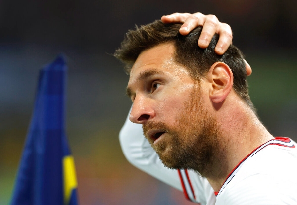 Lionel Messi reacciona durante el partido de fútbol de la Liga Uno 
