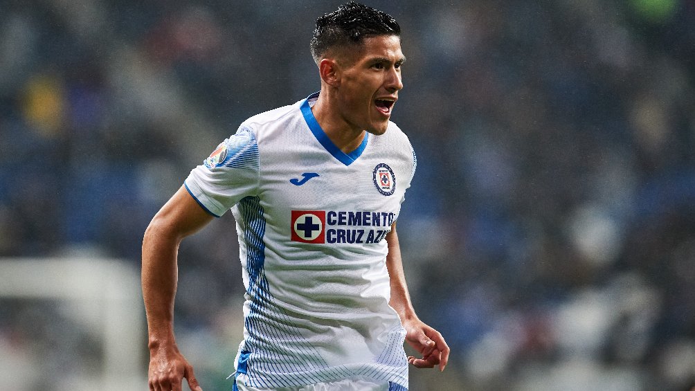 Uriel Antuna festejando gol con Cruz Azul en partido de Liga MX