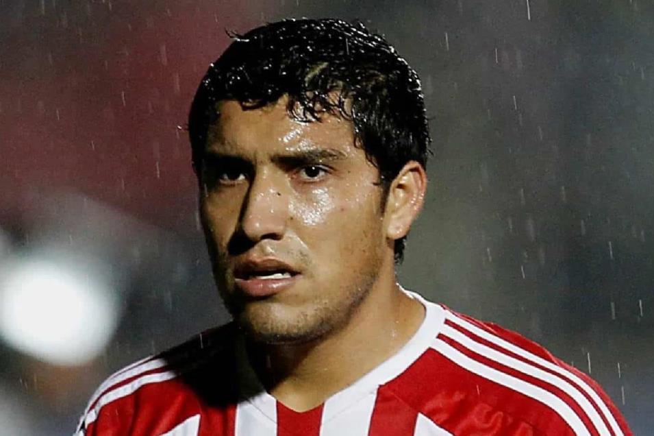 Antonio 'Hulk' Salazar jugando con Chivas en la Liga MX