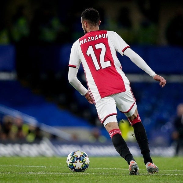 Noussair Mazraoui portando el numero ´12´ con El Ajax de Ámsterdam 