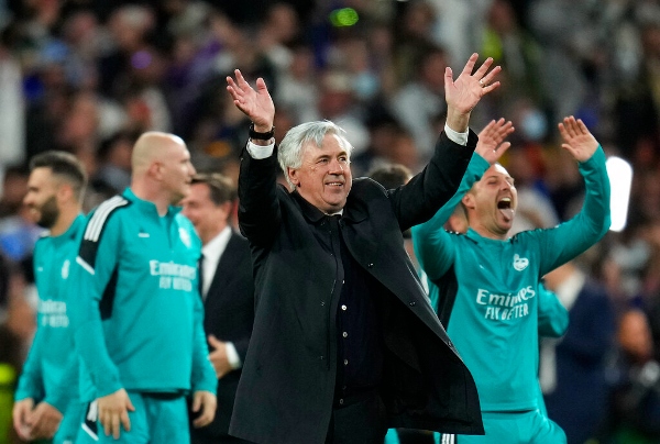 Ancelotti saluda a los aficionados La Liga de Campeones