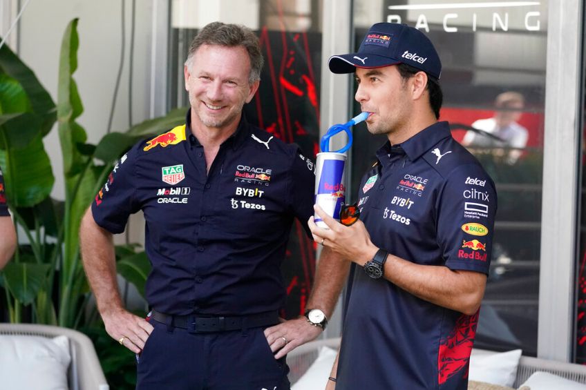 Checo Pérez junto a Christian Horner