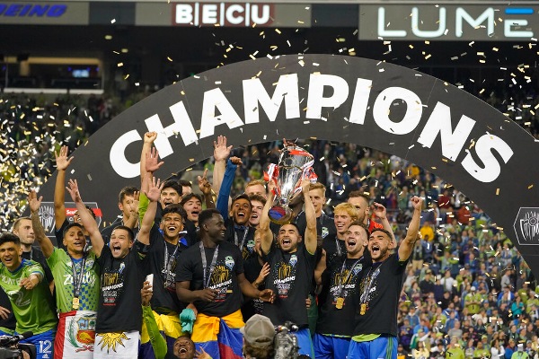 Los jugadores de los Sounders festejan triunfo de la Liga de Campeones