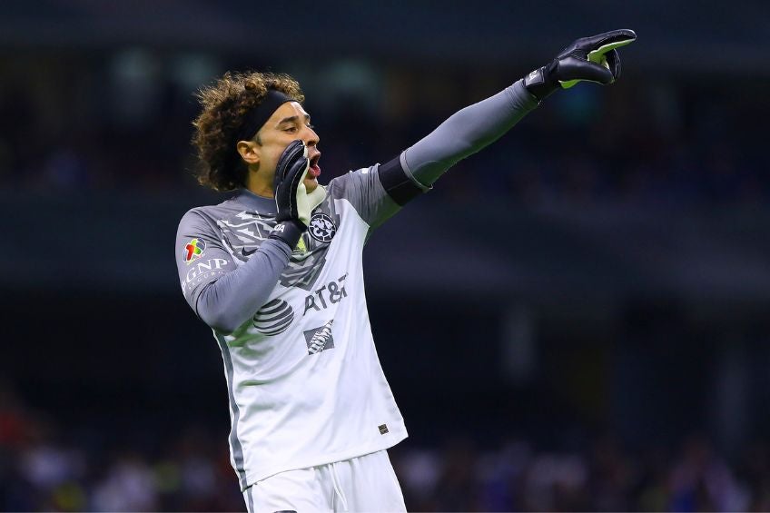 Guillermo Ochoa durante un partido del América