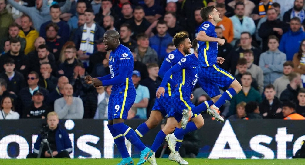 Jugadores del Chelsea celebran gol ante Leeds