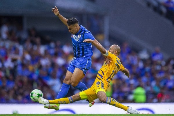 Iván Morales en acción con Cruz Azul en la Ida de Cuartos de Final