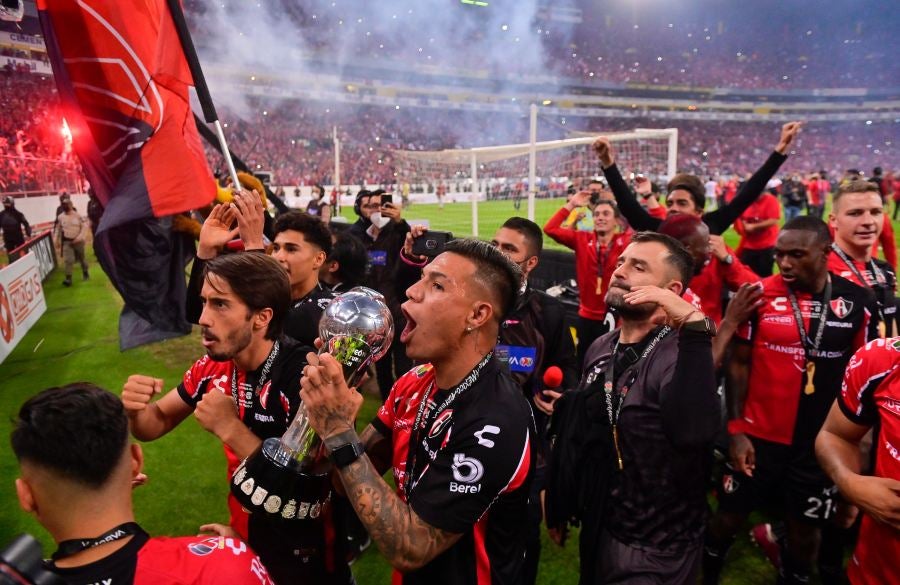 Jugadores rojinegros celebran el título