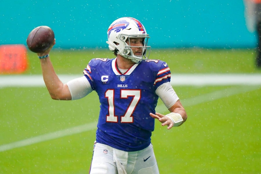 Josh Allen durante un partido con Bills