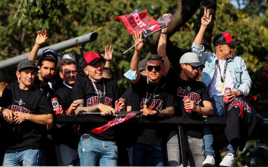 Cocca celebrando con jugadores el título