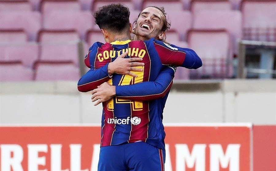 Coutinho celebra con Antoine Griezmann