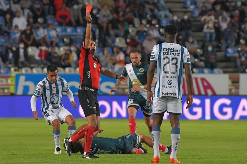 Óscar Mejía arbitrando en la Liga MX