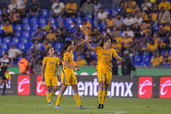 Jugadoras de Tigres celebran en El Volcán