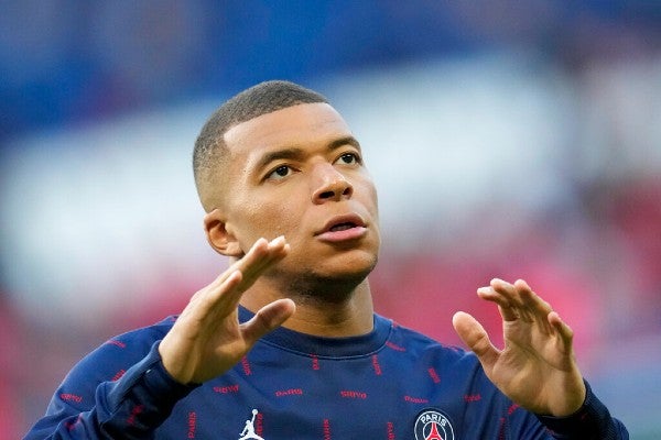 Kylian Mbappé reacciona durante calentamiento con el PSG