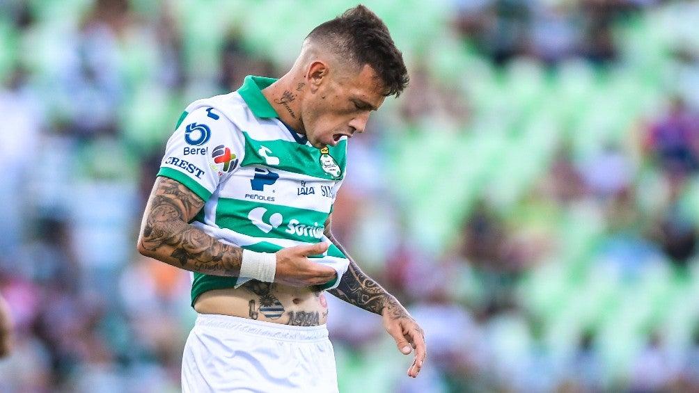 Brian Lozano jugando partido de Liga MX con Santos Laguna