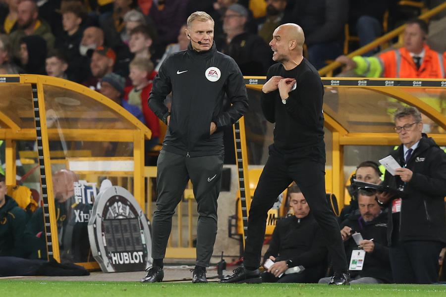 Pep Guardiola durante un partido con el City