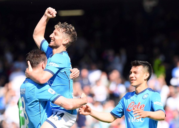 Jugadores del Napoli celebran en partido