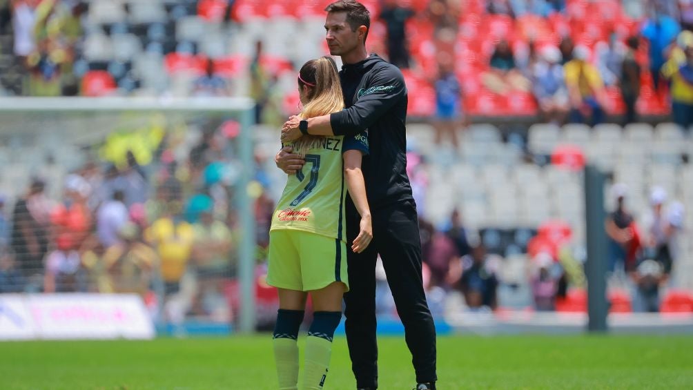 El entrenador abraza a la futbolista que recién falló el penal